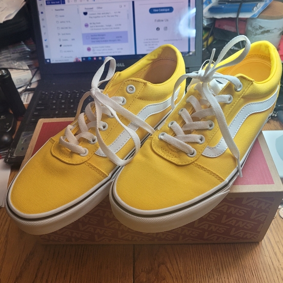 Ladies Sneakers - Picture 2 of 10